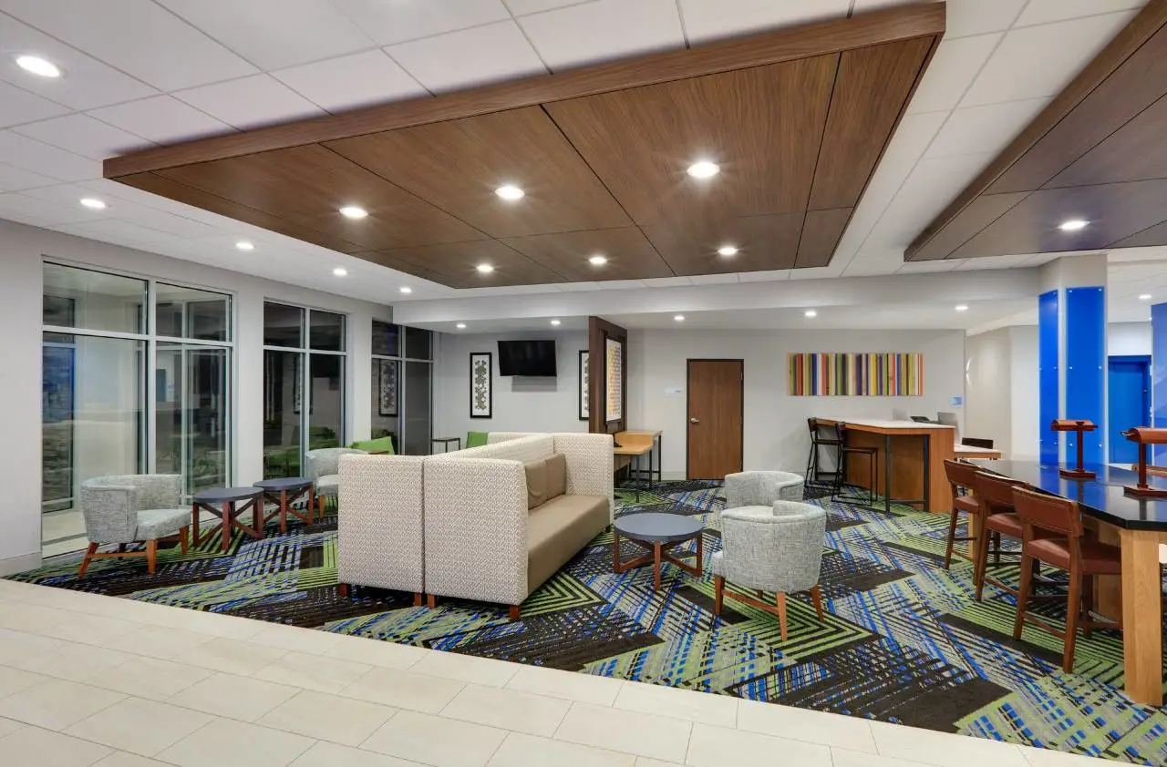 Holiday Inn Express & Suites Dallas NW Hwy - Love Field 7