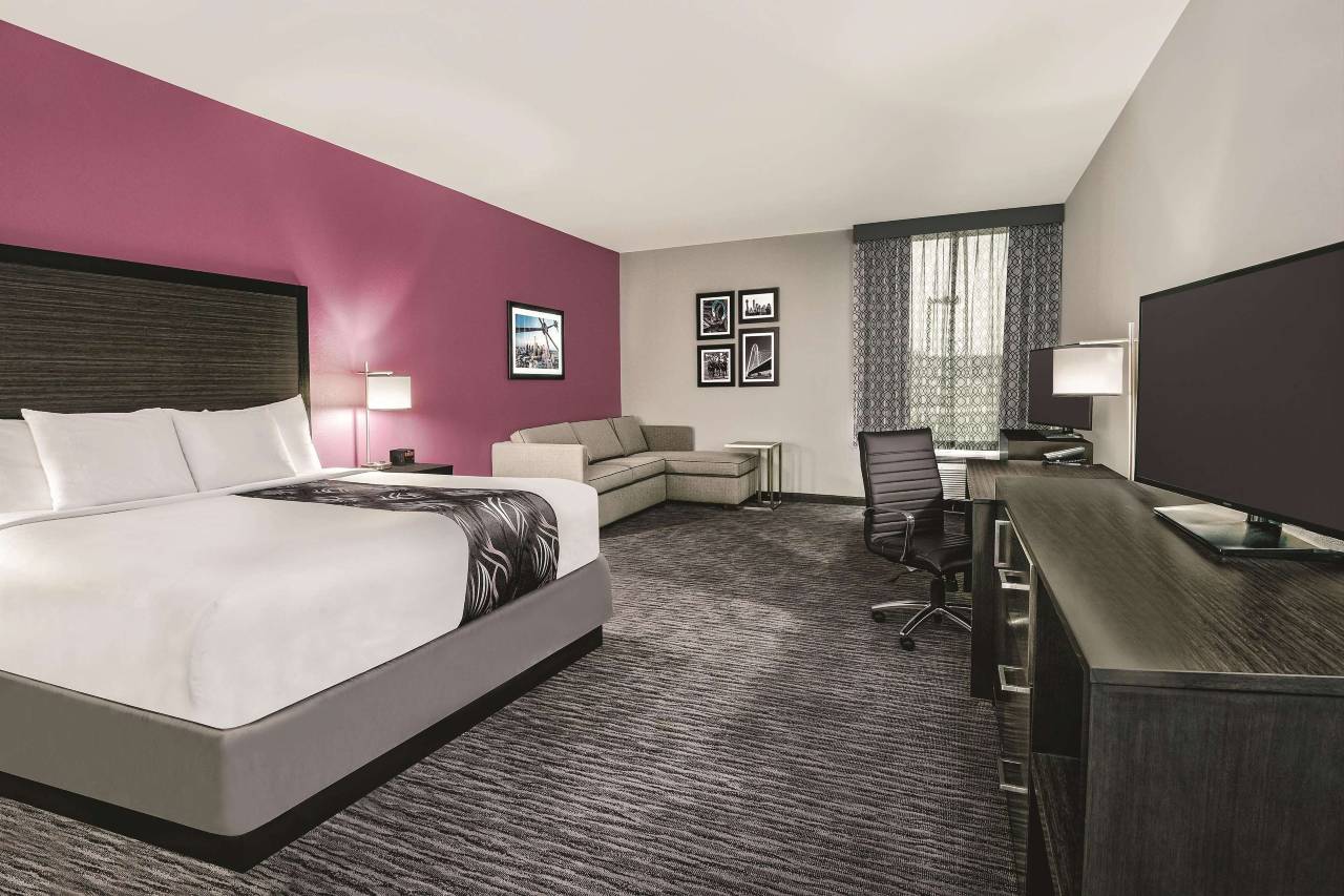 La Quinta Inn & Suites by Wyndham Dallas Grand Prairie North 3