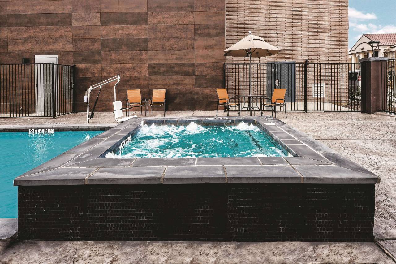 La Quinta Inn & Suites by Wyndham Dallas Grand Prairie North 5