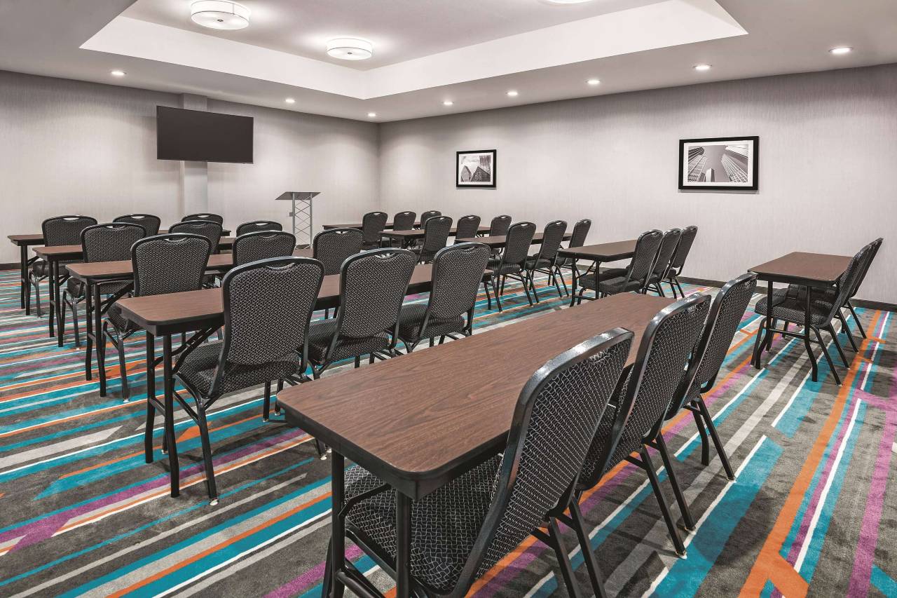 La Quinta Inn & Suites by Wyndham Dallas Grand Prairie North 6