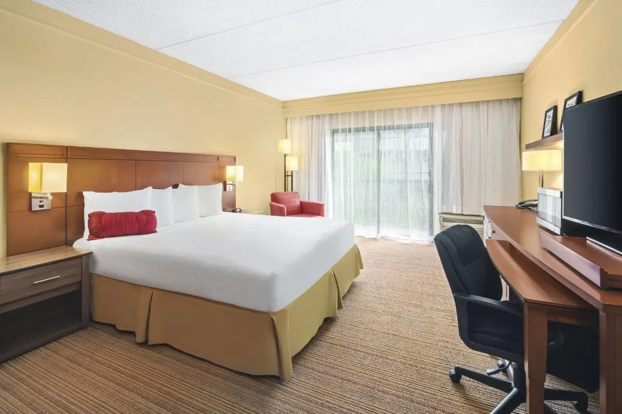 Super 8 by Wyndham Dallas Love Field Airport 2