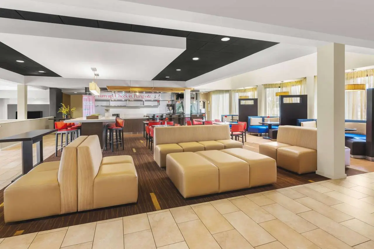 Super 8 by Wyndham Dallas Love Field Airport 5