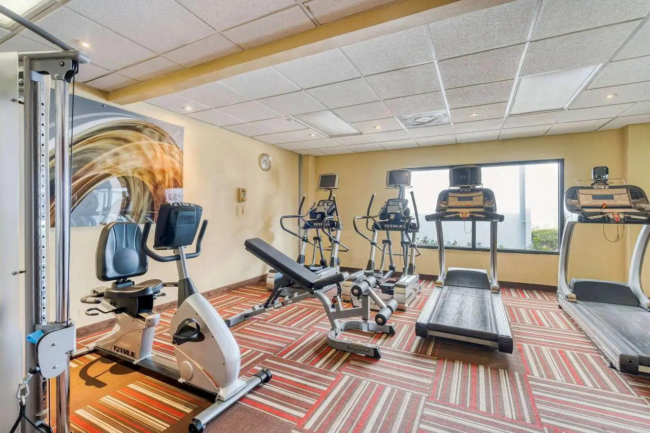 Super 8 by Wyndham Dallas Love Field Airport 4
