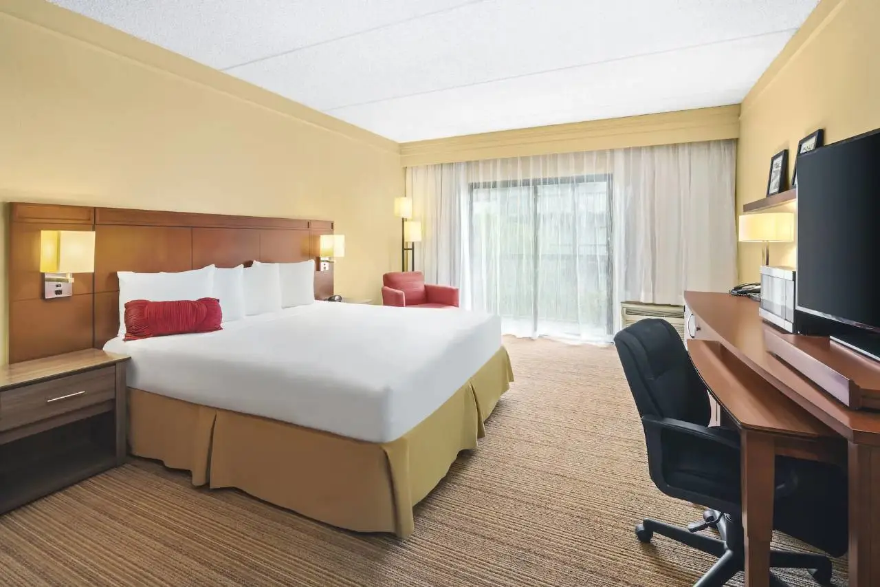 Super 8 by Wyndham Dallas Love Field Airport 7
