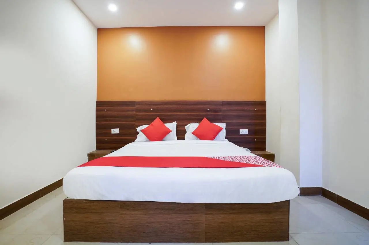 OYO 18652 Hotel Golden Shah 1