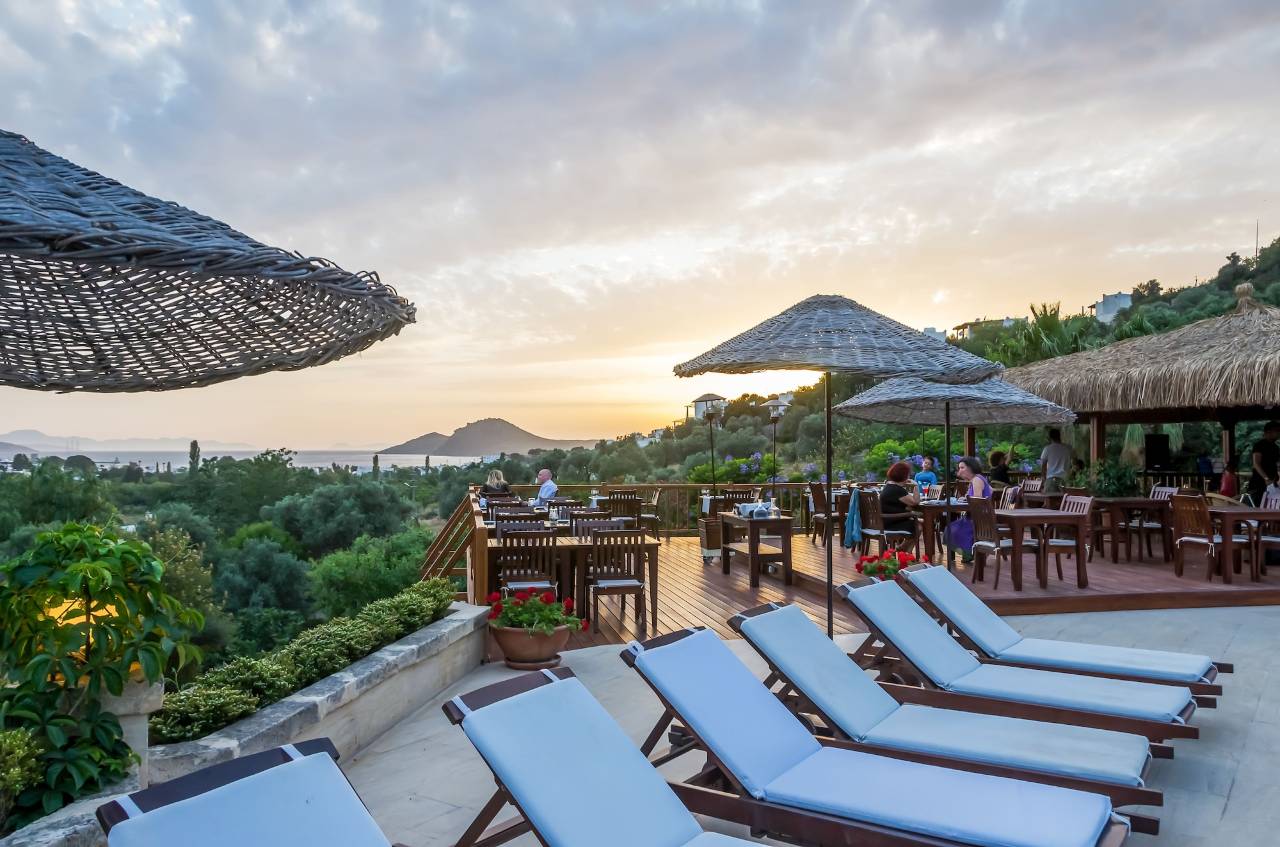 4Reasons Hotel + Bistro | 12+ 6