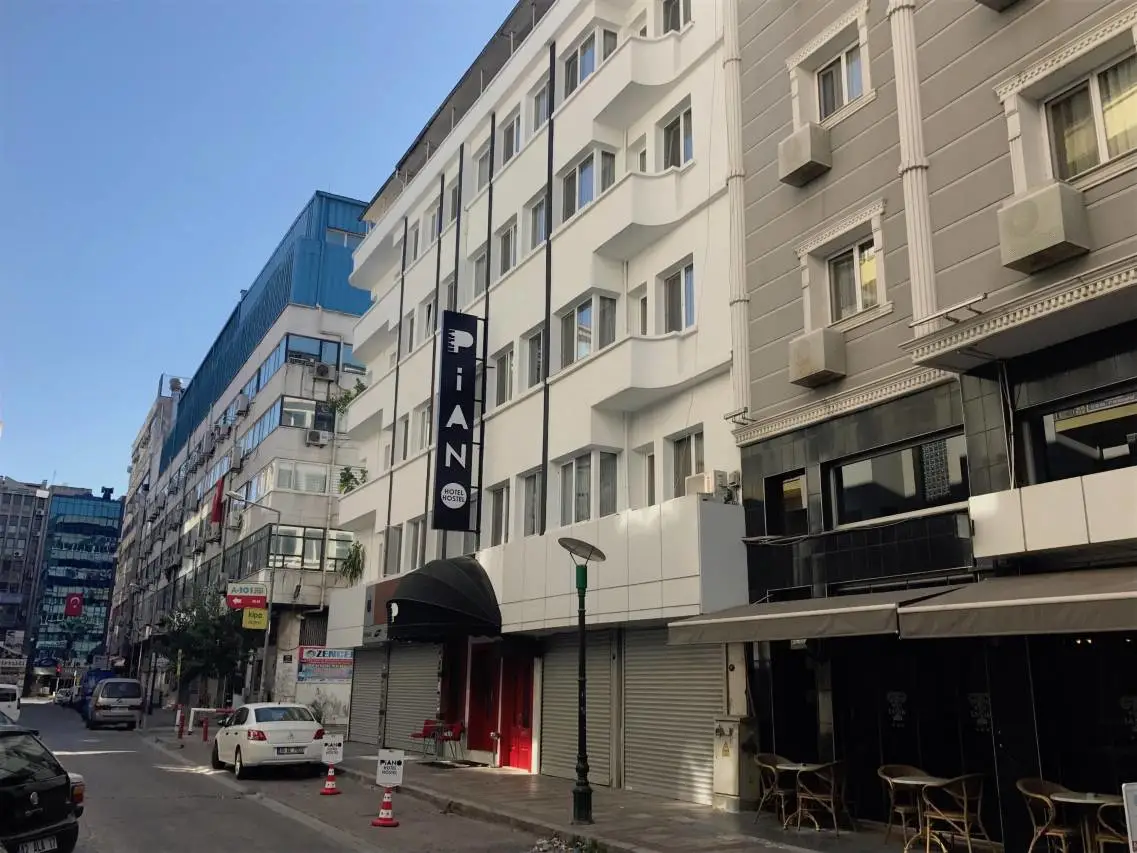 Piano Hotel 1