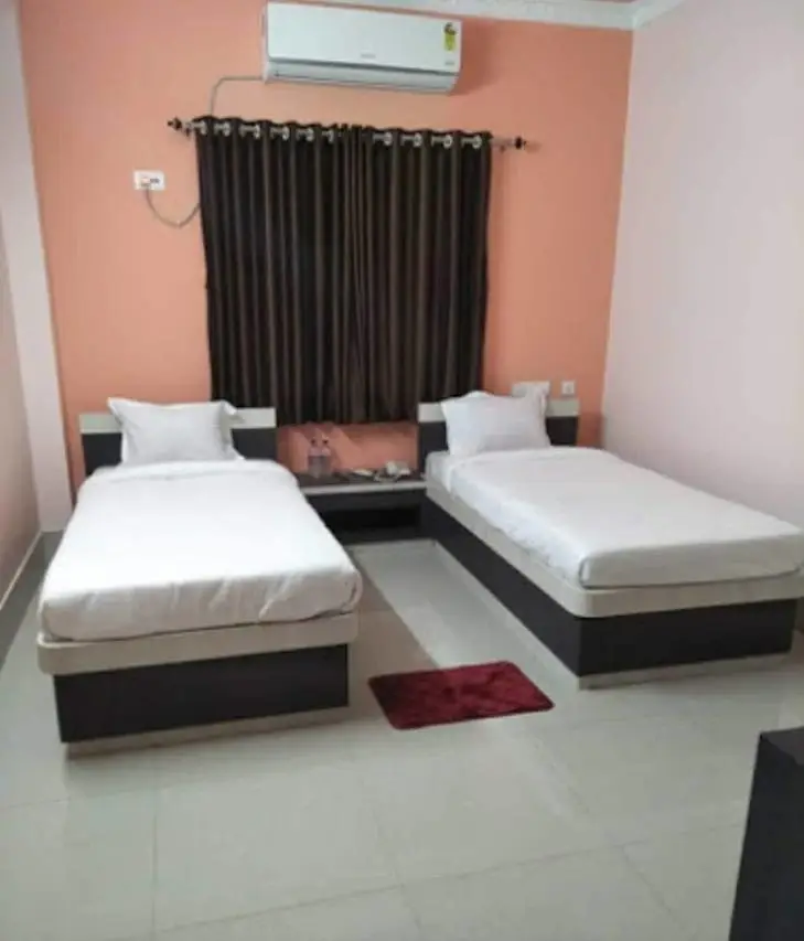 OYO 82712 Gangamoyee Hotel 4