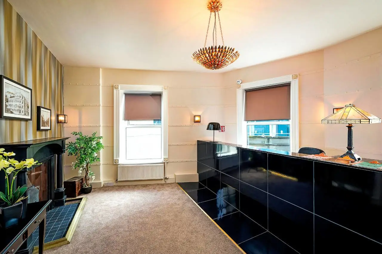 Queens Hotel 6