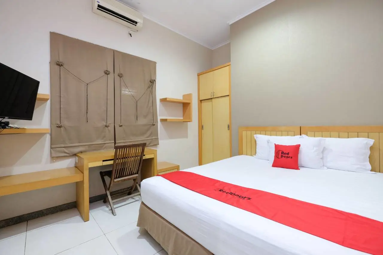 RedDoorz Plus Near Simpang Lima 1