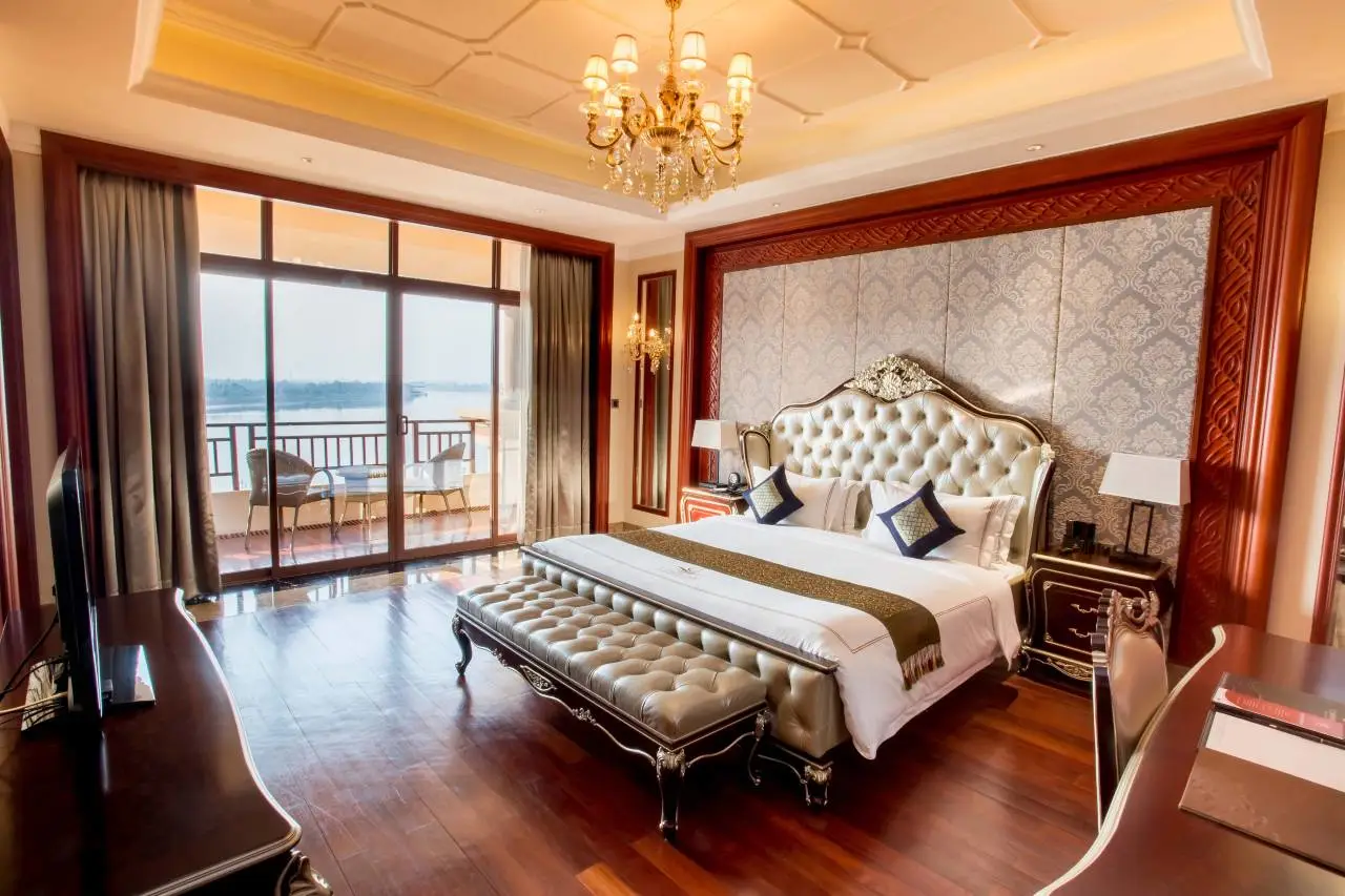Riverside Hotel 3